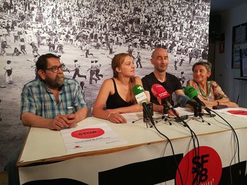 Representantes de Sanfermines 78 Gogoan y la Federación de Peñas han comparecido hoy en Iruñea. (@MartxeloDiaz)