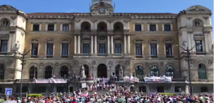 Movilización ante el Ayuntamiento de los pensionistas. (vía twitter @EcuadoEtxea)