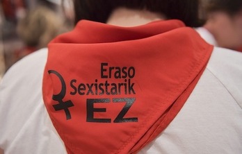 Pañuelo sanferminero en contra de las agresiones sexuales en sanfermines. (Idoia ZABALETA/FOKU)