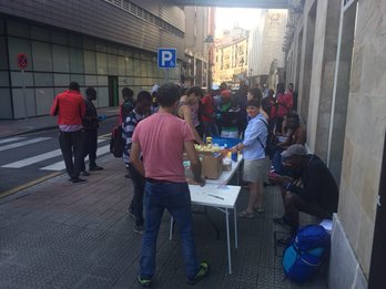 Solidaridad ciudadana en Bilbo para atender a migrantes. (@errefuxiatuakB)