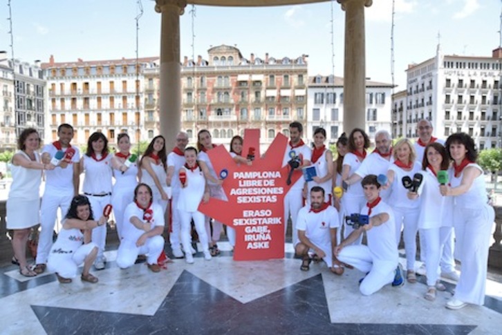 Posado de periodistas de diferentes medios de comunicación en apoyo a la campaña contra las agresiones sexistas del Consistorio. (AYUNTAMIENTO DE IRUÑEA)