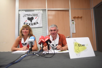 Patricia Vélez y Urtzi Errazkin han comparecido en Hernani. (Jon URBE/FOKU)