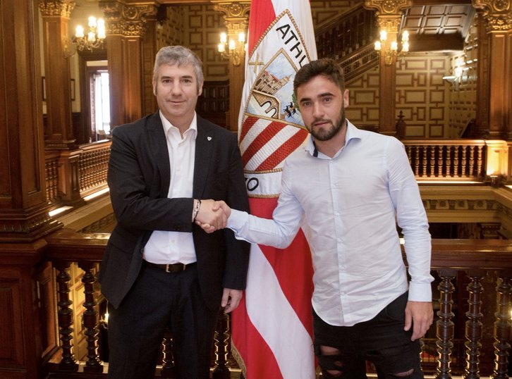 Unai López con Urrutia tras firmar la renovación. (@AthleticClub)