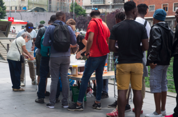 Comida organizada para personas migrantes en Bilbo. (Monika DEL VALLE / FOKU)