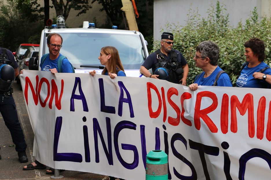 "Hizkuntza diskriminazioari ez" zioen Bordalen zabaldu duten banderolak. © Iurre BIDEGAIN