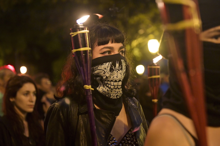 El movimiento feminista de Iruñerria se vistió ayer de negro para denunciar la violencia machista. (Idoia ZABALETA.FOKU)