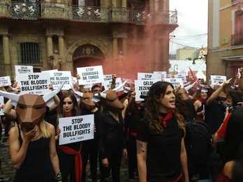 Imagen de la protesta antitaurina en la plaza Consistorial de Iruñea. (Ibai AZPARREN)
