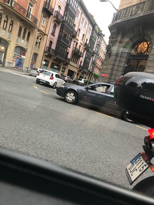 Coche policial camuflado en una calle céntrica bilbaina.