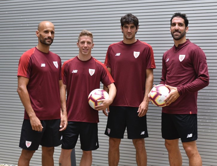 Jugadores del Athletic posan con la nueva ropa de entrenamiento. (Athletic Club)