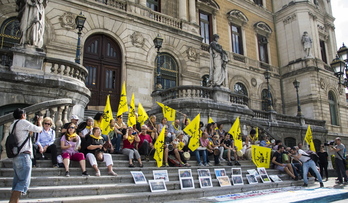 Ongi Etorri Errefuxiatuak plataformak Udaletxe atarian egindako elkarretaratzea. (June PRIETO / FOKU)