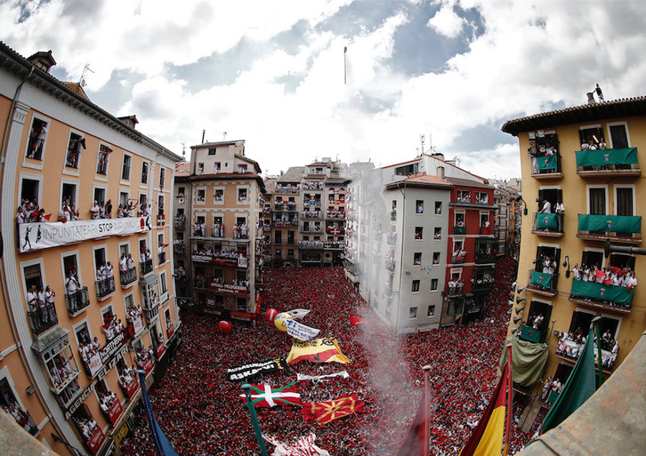 Imagen de archivo del momento en el que estalla el Txupinazo. (POOL/Jesús DIGES)