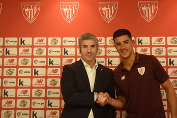 Urrutia con Yuri Berchiche en la presentación. (Luis JAUREGIALTZO / FOKU)