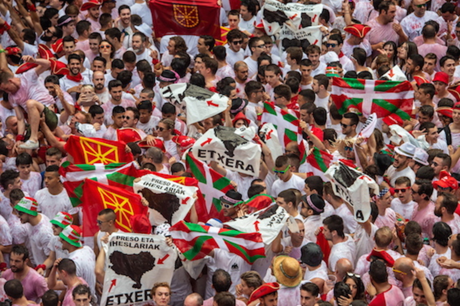 Ikurriñas, banderas de Nafarroa y reivindicación por los presos. (FOKU)