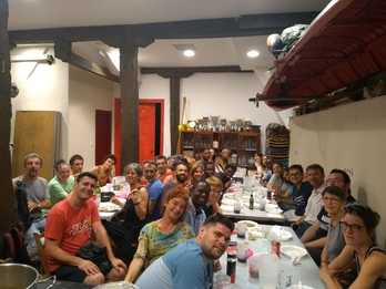 Última cena organizada anoche por Ongi Etorri Errefuxiatuak con personas migrantes en Bilbo.