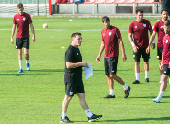 Berizzo en el primer entrenamiento de la pretemporada. (Marisol RAMIREZ / FOKU)