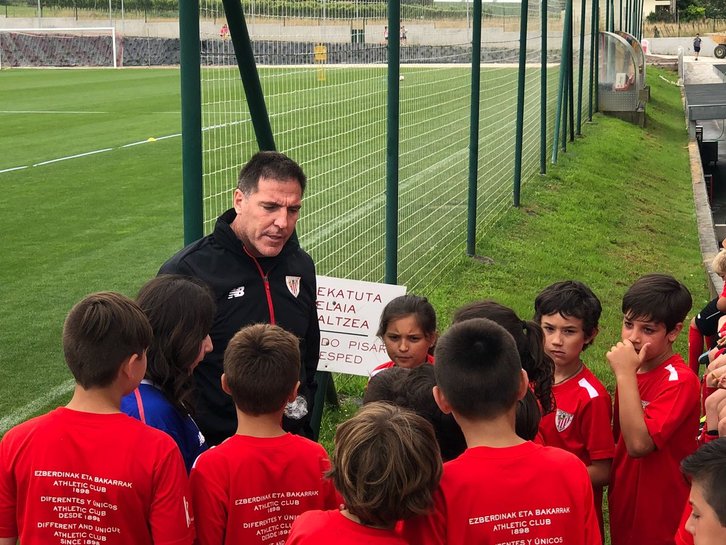 Berizzo con los niños del campus del Athletic. (ATHLETIC CLUB)