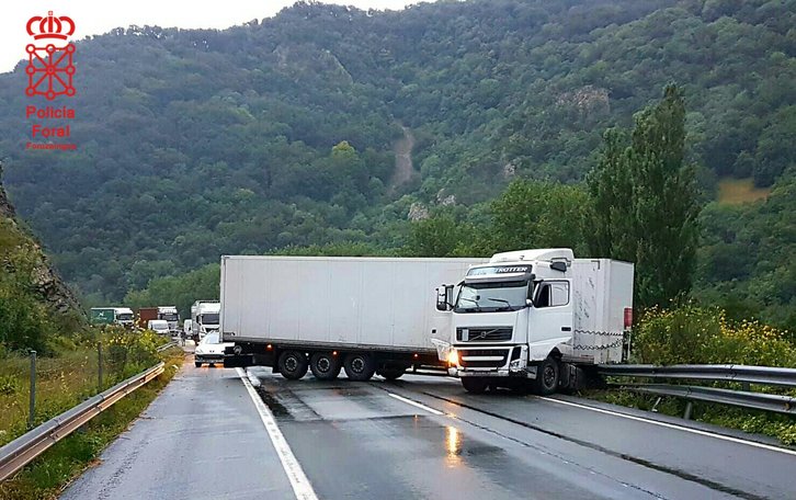 Un camión ha hecho la tijera en la A-15, a la altura de Latasa. (Policía Foral)