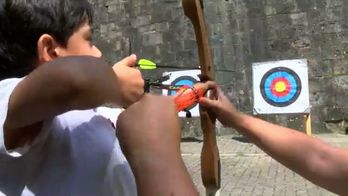 Practicando el tiro con arco en la zona Kirol Ari. (Jagoba MANTEROLA/FOKU)