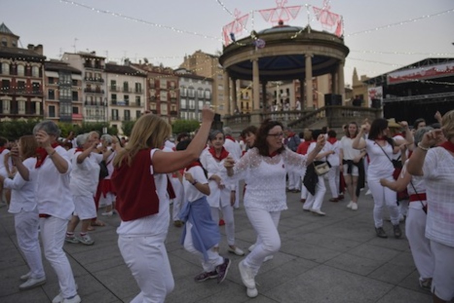 Bailando al ritmo del txistu y el tamboril en la plaza del Castillo. (Idoia ZABALETA/FOKU)