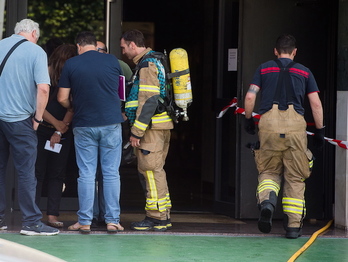 Bomberos en la vivienda de Leioa en la que se ha declarado el incendio. (Luis JAUREGIALTZO/FOKU)