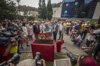 La ofrenda floral convocada por el Ayuntamiento de Ermua. (Jaizki FONTANEDA / FOKU)