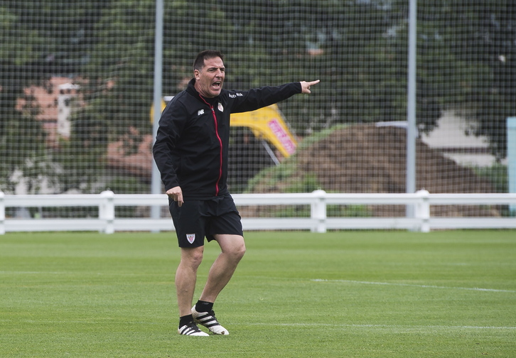 Berizzo durante un entrenamiento en Lezama. (Luis JAUREGIALTZO / FOKU)