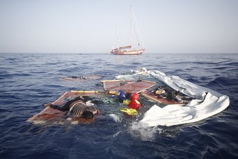 Restos del barco hundido, entre los que se puede apreciar el cadáver de una mujer. (@openarms_fund)