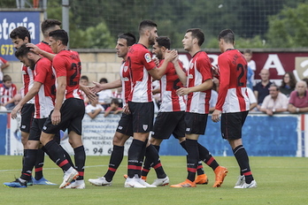 Los jugadores del Athletic, tras el primer gol, marcado por Unai López. (Aritz LOIOLA/FOKU)