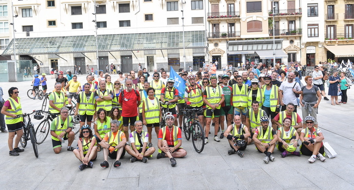 Participantes de la segunda etapa de Orain Presoak Tour a su llegada a la plaza Zuloaga de Donostia. [Idoia ZABALETA/FOKU]