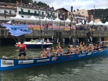 Urdaibai recibe el aplauso de las personas congregadas en San Pedro. (@actraineras)