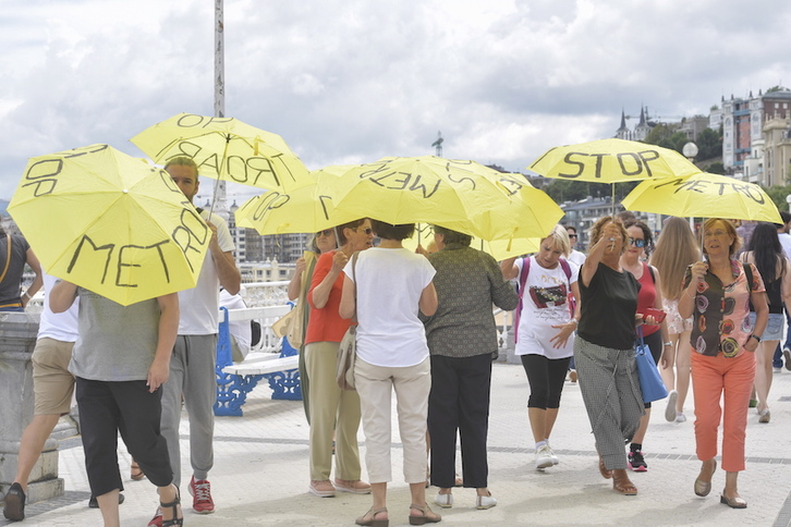 Paraguas amarillos contra la pasante del Metro por La Concha. (Idoia ZABALETA / FOKU)