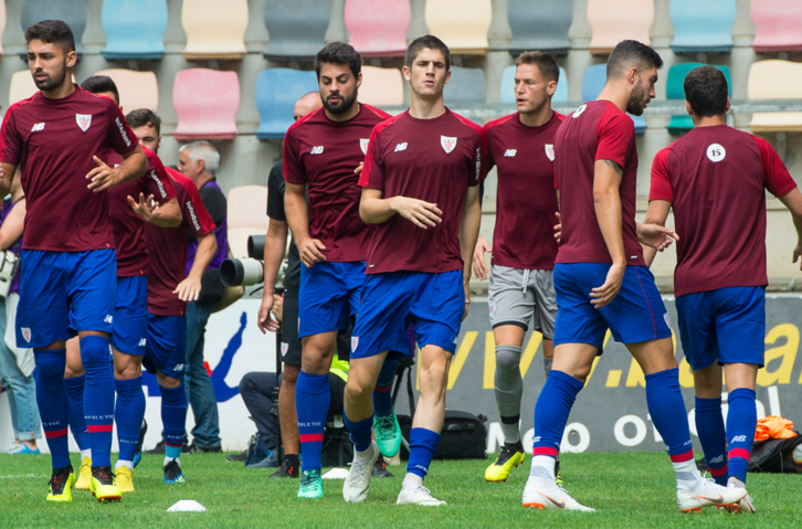 El equipo que jugó la segunda parte en Barakaldo durante el calentamiento. (Monika DEL VALLE / FOKU)