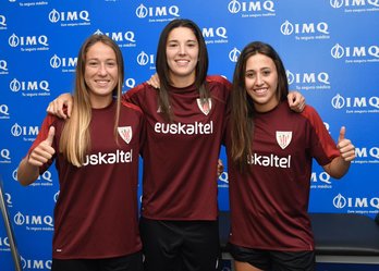 Ainhoa Alvarez, Nekane Diez eta Marta Perea, Athleticeko jokalariak. (@AthleticClub)