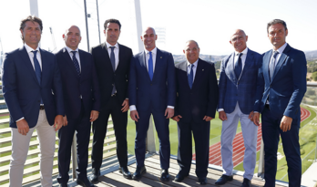 Julen Guerrero, a la izquierda, y Luis de la Fuente, el segundo por la derecha, con Luis Rubiales y otros cargos de la Federación española. (@rfef)