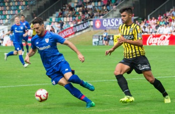 Aduriz en el amistoso contra el Barakaldo. (Monika DEL VALLE / FOKU)