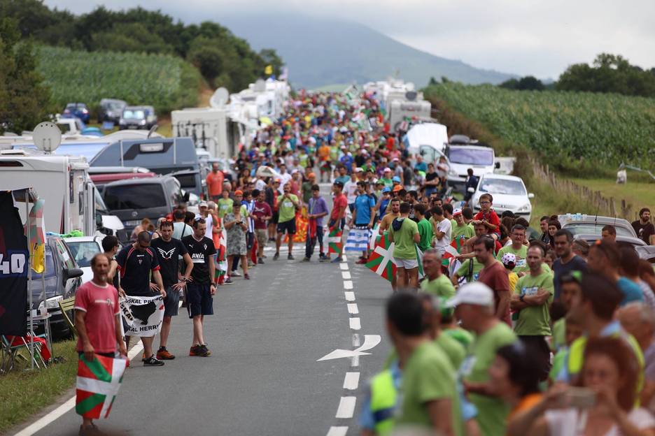 Les bords de route étaient trop petits pour les supporters basques. © Tourra Euskal Herrian