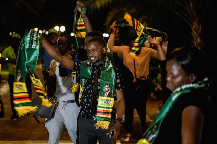 Seguidores de la ZANU-PF celebran la victoria electoral de Mnangagwa. (Zinyange AUNTONY/AFP)