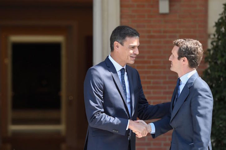 Sánchez y Casado, momentos antes de celebrar una reunión bilateral en la Moncloa. (Gabriel BOUYS/AFP)