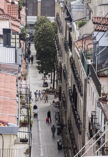 Imagen aérea de una calle céntrica de Donostia. (Gorka RUBIO/FOKU)