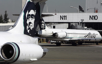 Un avión de la aerolínea Alaska Airlanes, en el aeropuerto de Seattle. (Gabriel BOUYS/AFP)
