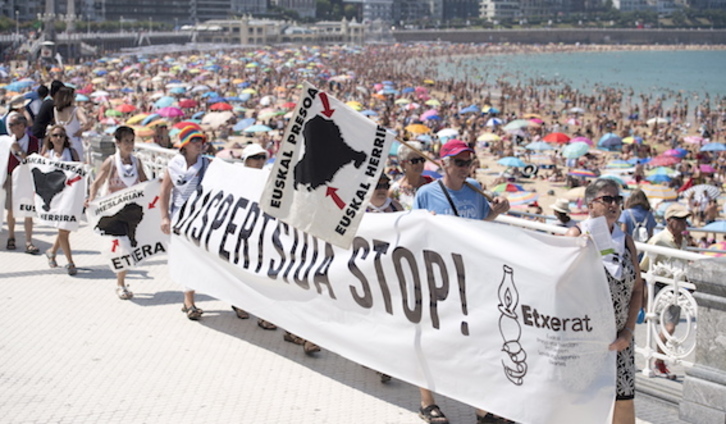 Concentración de Etxerat frente a la playa de La Concha en Donostia. (Juan Carlos RUIZ/FOKU)