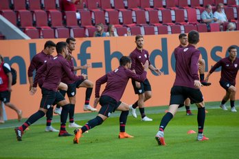 Los jugadores del Athletic, en el calentamiento previo al partido. (@AthleticClub)