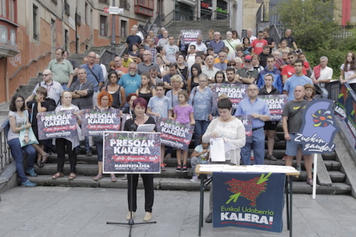 Kalera Kalera dinamikak agerraldia egin du Bilbon Aste Nagusiko manifestazioa deitzeko. (Aritz LOIOLA/FOKU)