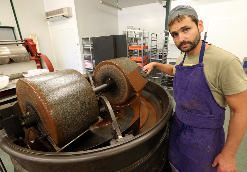 Florian Bénac, responsable de production, devant le mélangeur Herman. Le cacao est mélangé aux ingrédients tels que sucre ou les épices, indispensables à la fabrication du chocolat. © Bob EDME