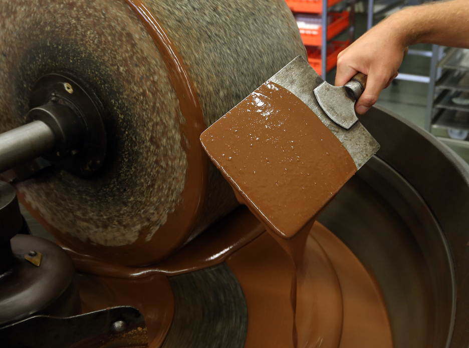 Maintenu dans le mélangeur environ 60 heures, le chocolat est ensuite récupéré à l’aide de spatules. © Bob EDME