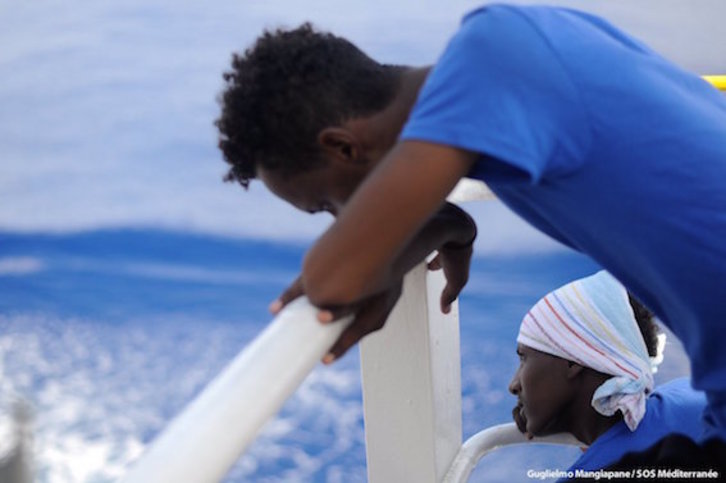 Dos migrantes en la cubierta del Aquarius. (Guglielmo MANGIAPANE/SOS MÉDITARENÉE)
