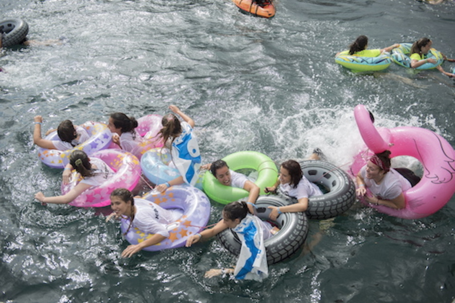 Piratas han abordado Donostia sobre flotadores. (Juan Carlos RUIZ/FOKU)
