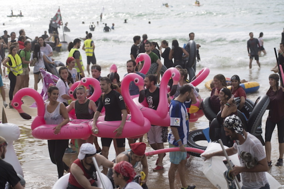 Un grupo de flamencos, a su llegada a la playa. (Juan Carlos RUIZ/FOKU)