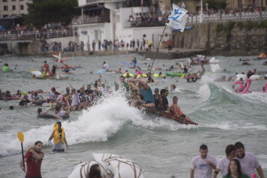 Las olas han complicado el abordaje a algunos piratas. (Juan Carlos RUIZ/FOKU)
