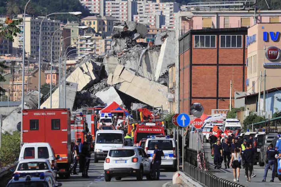 Numerosos servicios de emergencia se han desplazado al lugar. (Valery HACHE/AFP)